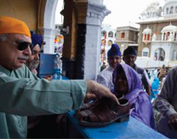 Muhammad Khurshid Khan: Muslim Cleans Shoes In Shrines To Atone For Beheading Of Sikh By Islamists